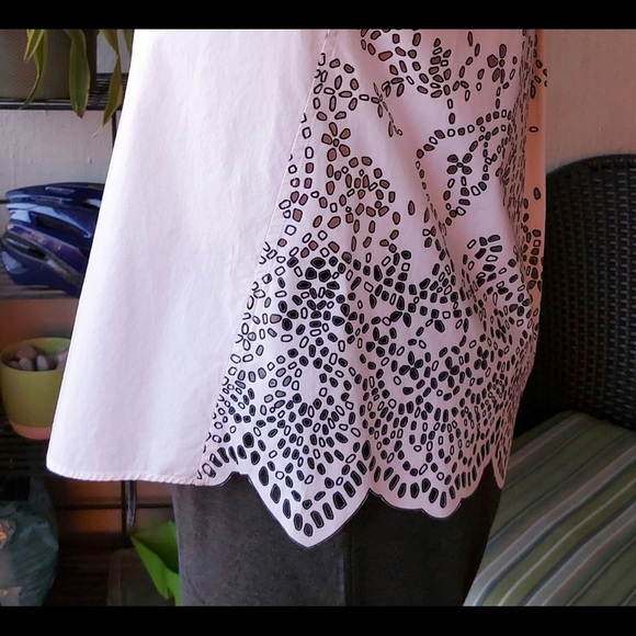 SACAI laser cut cotton short sleeve blouse, black collar and detailing (sze 2/M) - Picture 5 of 16